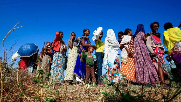 द. सूडान में इथियोपिया  के माताएँ अपने बच्चों के साथ