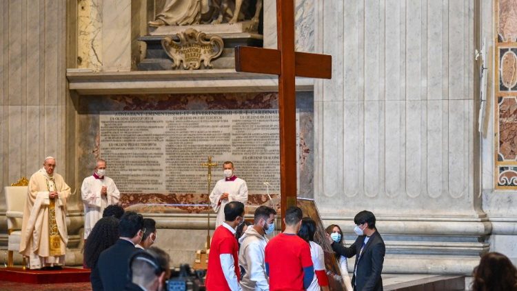 教宗主持耶稣基督普世君王节弥撒和世青节十字架的交接仪式