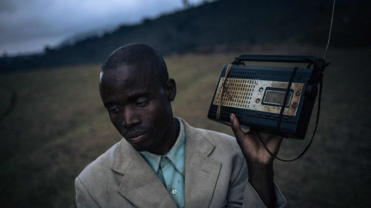 कोंगो से वाटिकन रेडियो सुनता एक व्यक्ति