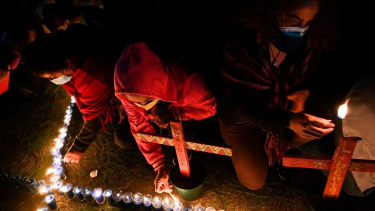 महिलाओं के खिलाफ हिंसा दूर करने हेतु अंतरराष्ट्रीय दिवस के पूर्व, ग्वाटेमाला में महिलाओं की हत्या पर जमीन पर मोमबत्ती जलाते लोग।