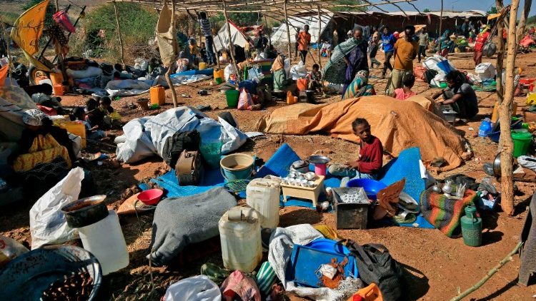 W wyniku dotychczasowych działań wojskowych zginęły setki cywilów, a dziesiątki tysięcy zostały zmuszone do opuszczenia swoich domów i ucieczki do Sudanu Południowego lub w głąb terytorium Etiopii