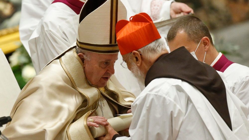 Святы Айцец уручае атрыбуты кардынальскай годнасці новым кардыналам