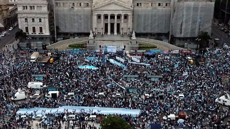 Luftbild von der Demonstration gegen Abtreibung vor dem Kongress in Buenos Aires