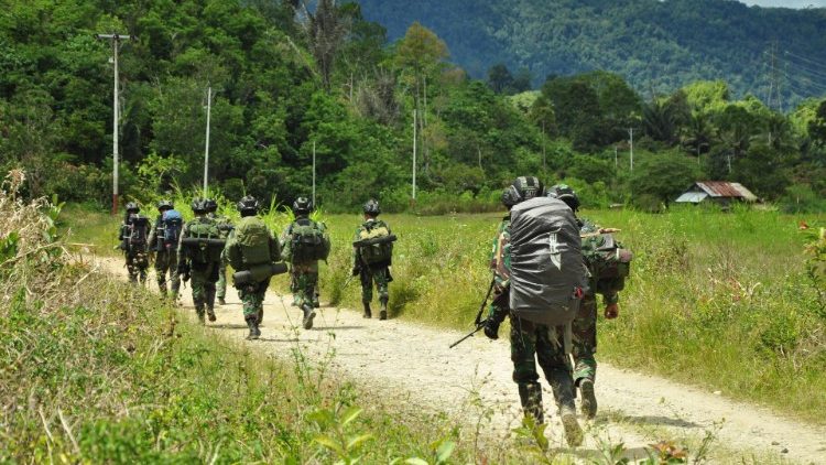Des militaires à la recherche des auteurs du massacre de Lewono Lembantongoa, sur l'île de Sulawesi, ce mardi 1er décembre.