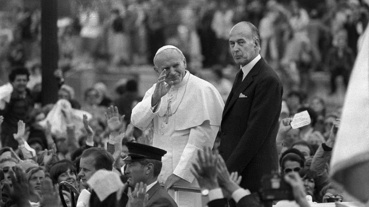 San Giovanni Paolo II e Valèry Giscard D'Estaing sugli Champs-Elysees durante il viaggio in Francia del 1980