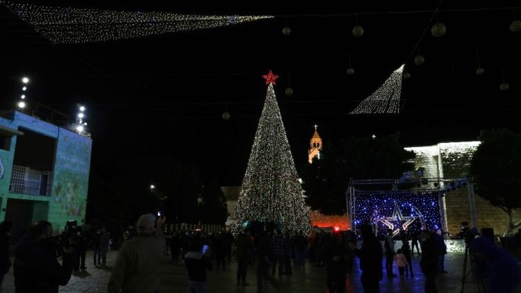 Beleuchtete Weihnachtssymbole in Bethlehem