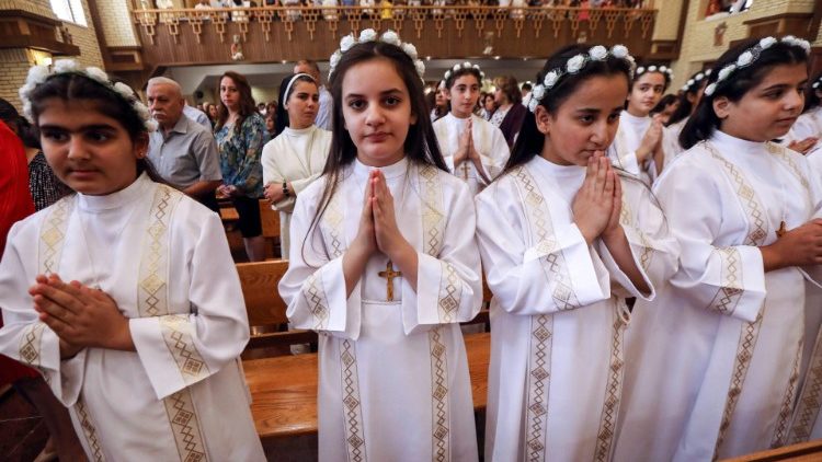 Iraki káld keresztény gyermekek elsőáldozása Arbilban
