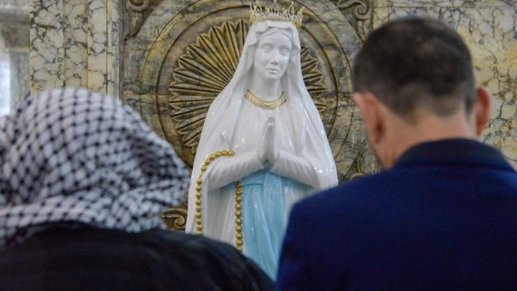 伊拉克基督徒在聖母像前祈禱
