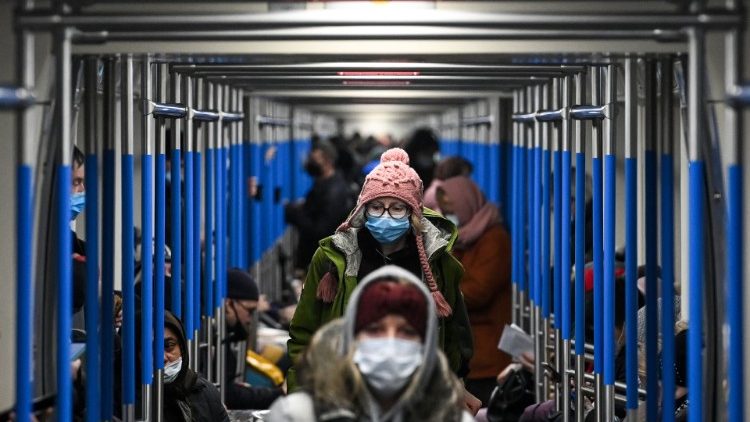 Pasażerowie moskiewskiego metra w maseczkach ochronnych 