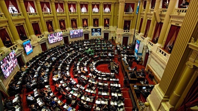 Diputados argentinos durante una sesión en la que se inició el debate del proyecto de ley para la legalización del aborto. 10 de diciembre de 2020