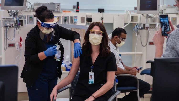Một y tá ở San Diego được chích vắc-xin Pfizer-BioNTech