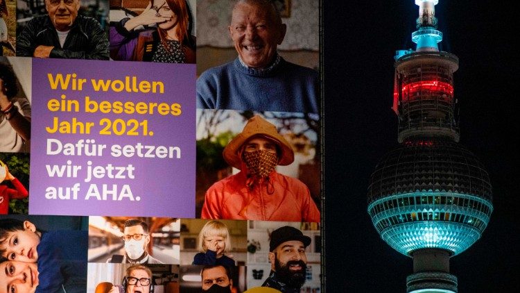Das Gesundheitsministerium wirbt mit Plakaten in Berlin für die Einhaltung der Corona-Regeln: Abstand halten, Hygiene, Alltagsmasken. Diesen Mittwoch begann ein landesweiter, zweiter Lockdown