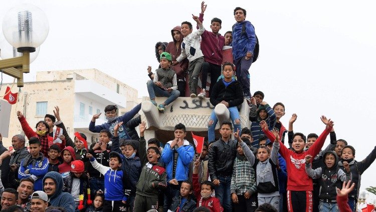 La jeunesse tunisienne rassemblée près d'une sculpture de Mohamed Bouazizi, le 17 décembre 2020 à Sidi Bouzid. 