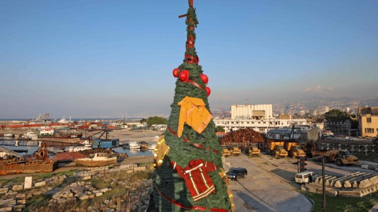 Коледно дърво в Ливан украсено с униформите на пожарникарите, загинали при експлозията през август т.г.