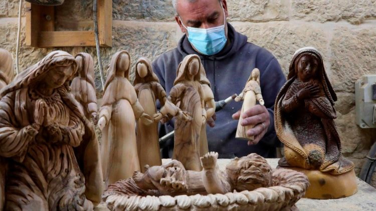 Un artisan bethléémite sculpte une crèche en bois d'olivier