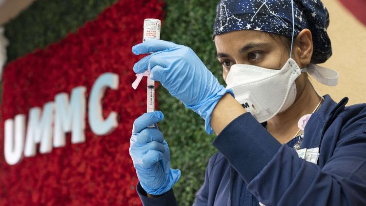 Une infirmière prépare une dose de vaccin dans un hôpital de Houston, au Texas, le 21 décembre 2020.