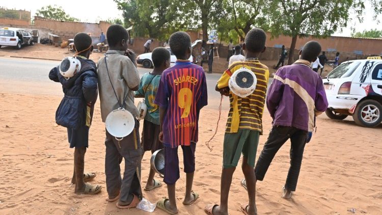 Giovani nigerini a Niamey, capitale del Niger (Issouf Sanogo / Afp)