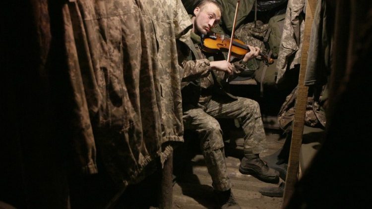 乌克兰士兵在前线拉小提琴