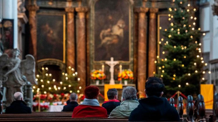 Beter in der Berliner Marienkirche an Heiligabend