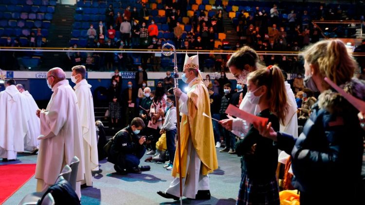 L'évêque de Nanterre, Mgr Matthieu Rougé, a présidé la messe de la nuit de Noël au Palais des Sports de Levallois-Perret, le 24 décembre 2020.