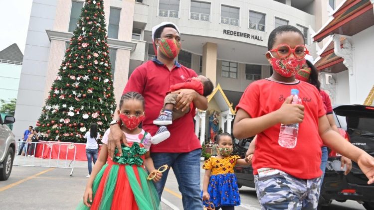 बैंकॉक में क्रिसमस मिस्सा के बाद घर लौटता एक ख्रीस्तीय परिवार