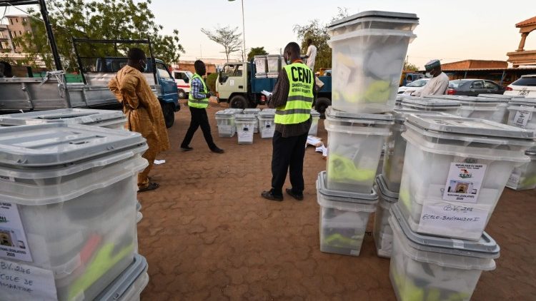 Níger. Urnas usadas na eleição presidencial e parlamentar de 27 de dezembro