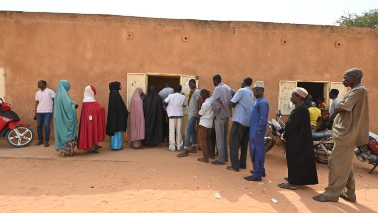 Une file devant un bureau de vote de Niamey la capitale du Niger le 27 décembre 2020.