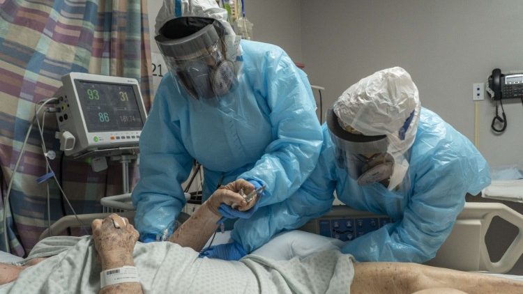 Pfleger am Krankenbett eines Covid-Patienten in Houston (USA) am 28. Dezember