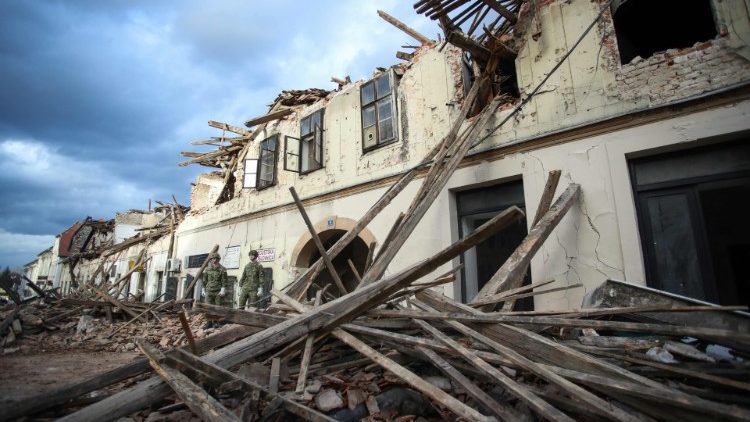 Наступствы землятрусу ў горадзе Петрыня