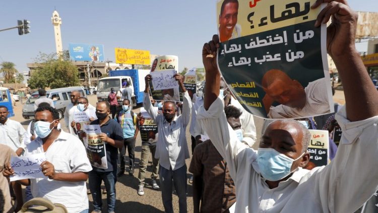 सूडान के लोग एडिन नूओरी एक समाज कार्यकर्ता की हत्या पर प्रदर्शन करते हुए