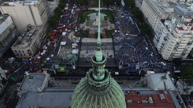 Vista aérea que muestra a los activistas antiaborto (derecha) y a los partidarios del derecho al aborto (izquierda) reunidos frente al Congreso argentino, el 29 de diciembre de 2020