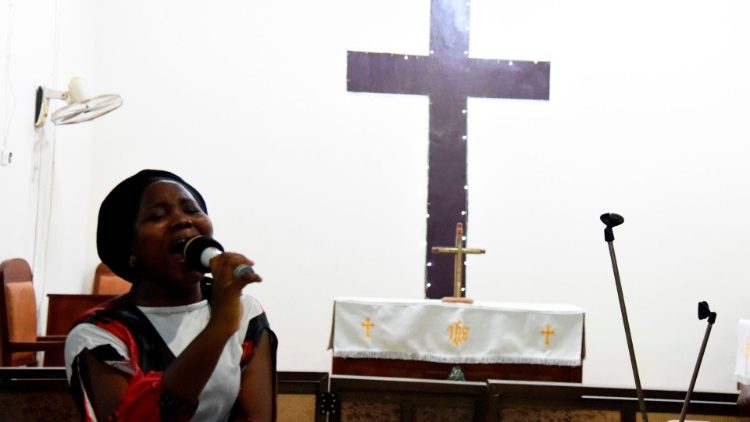 नाईजीरिया में प्रार्थना का संचालन करती एक महिला विश्वासी