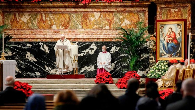 Zeremonienmeister Guido Marini flankiert Papst Franziskus bei einem Gottesdienst am Kathedra-Altar im Petersdom