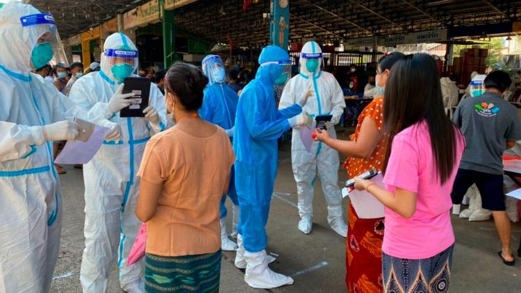 थाइलैंड में कोरोना वाइरस की जाँच करते स्वास्थ्य कर्मी