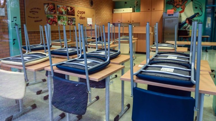 Leere Schulbänke, keine Bewegungsmöglichkeiten für Schüler: Bildung in Coronazeiten