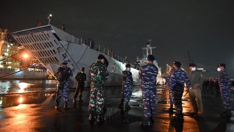 Des militaires se préparent à partir à la recherche de l'avion disparu, le 9 janvier 2021 dans un port de Djakarta.
