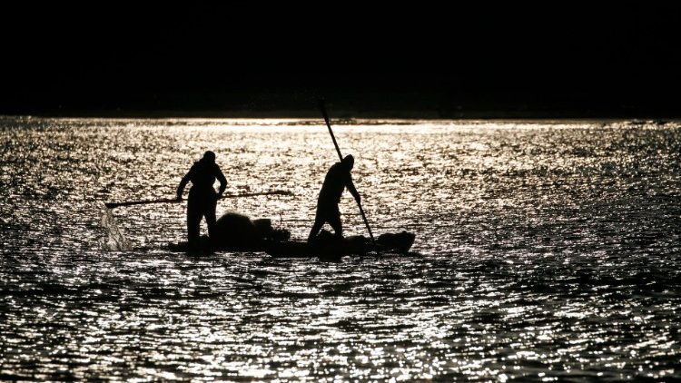渔民在捕鱼