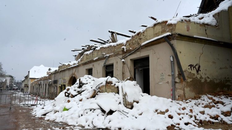 Ruines d'immeubles ensevelis sous la neige à Petrinja en Croatie, le 12 janvier 2021. 