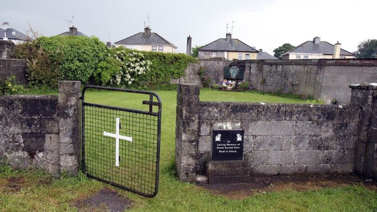Friedhof für Kinder in Tuam, deren Leichen anonym begraben wurden - Aufnahme von 2014