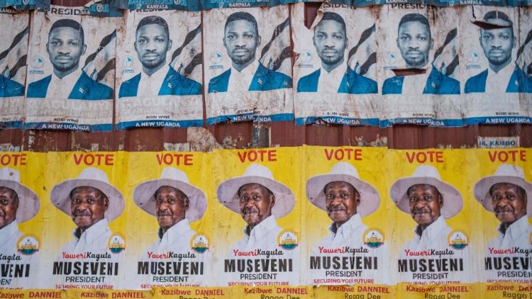 Manifesti elettorali in Uganda (Sumy Sadurni /Afp)