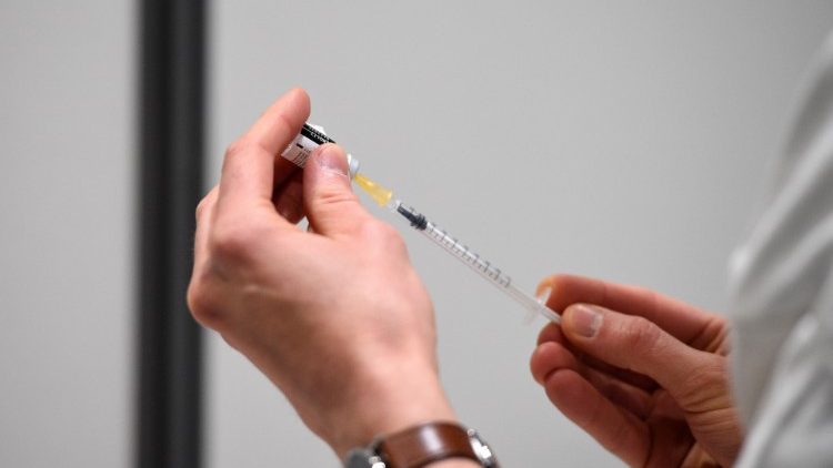 A health care worker prepares a dose of the Covid-19 vaccine