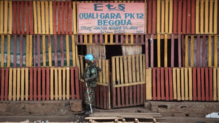 Un soldat des Casques bleus devant un maquis de Bangui, le 13 janvier 2021.