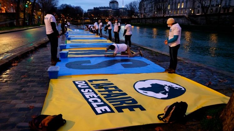 Des militants écologistes préparent une action sur les bords de la Seine, à Paris, en France, le 14 janvier 2021.