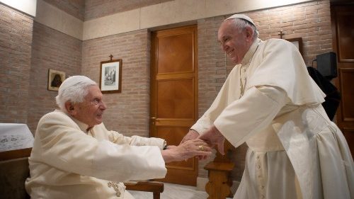 Papst Franziskus gratuliert Benedikt zum Priester-Jubiläum