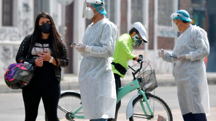 Trabajadores de la salud realizan test del COVID-19 en Bogotá, el 15 de enero de 2021.