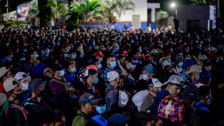 होंडुरास के प्रवासियों को ग्वाटेमाला की सीमा पर पुलिस पीछे भेजते हुए