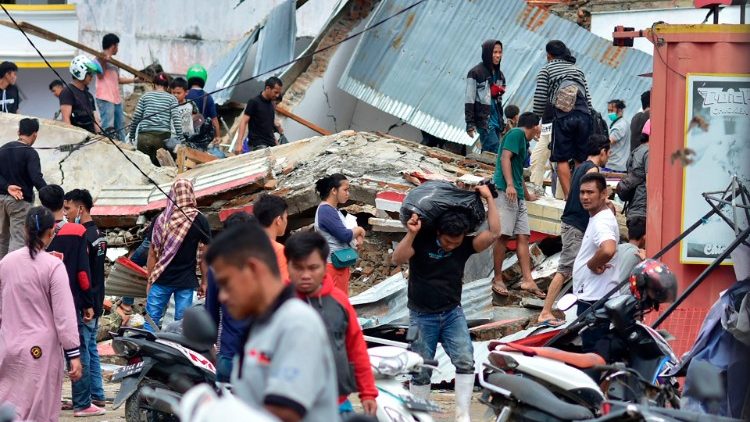 इंडोनेशिया में भुकम्प से ध्वस्त घर और लोग