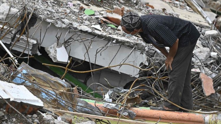 Rasmassor efter jordbävning i Indonesien