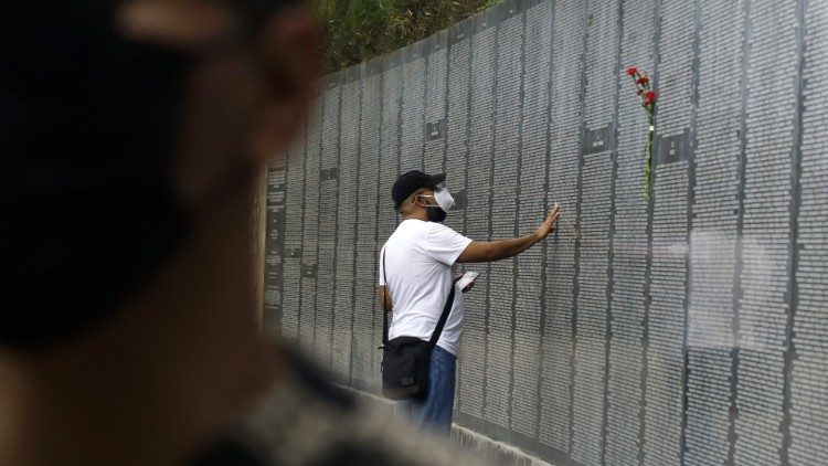 Homem visita o Monumento à Memória e à Verdade durante a comemoração do 29º aniversário dos Acordos de Paz que puseram fim ao conflito civil de El Salvador (1980-1992), no Parque Gerardo Barrios conhecido como Praça Cívica de San Salvador, em 16 de janeiro , 2021. (Foto de MARVIN RECINOS / AFP)