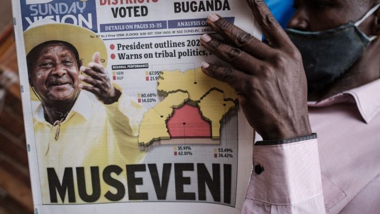 Uganda,  un uomo legge un quotidiano che riporta in prima pagina una foto di Museveni, eletto presedente per la sesta volta